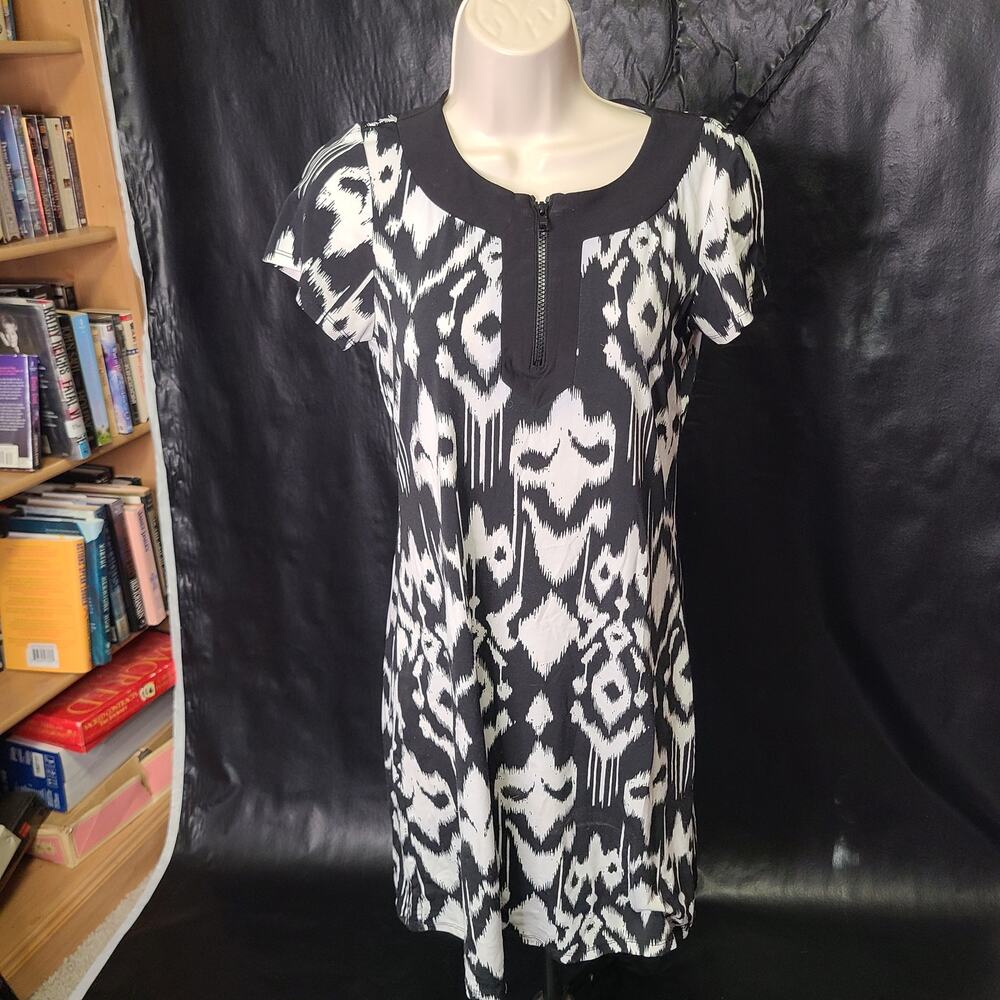 Vintage Y2K Tiana B black and white dress with zipper detail size small